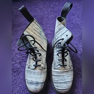 Doc Dr. Martens Pascal Black and White women's 9